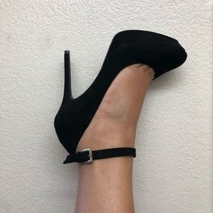 SUPER CUTE BLACK HEELS